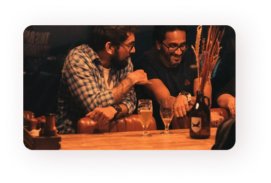 Pessoas socializando em um lugar que a entrada foi paga com o cartão Bipa