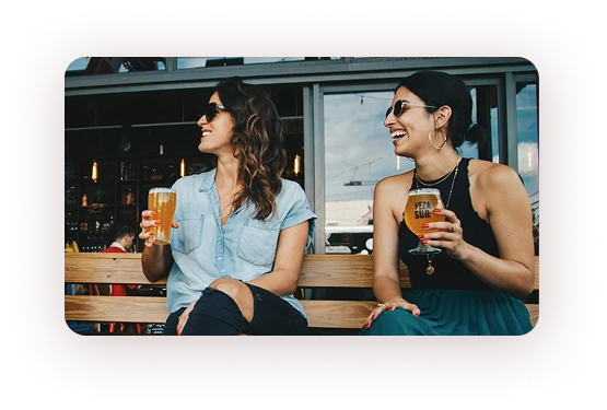 Pessoas bebendo bebidas pagas com o cartão Bipa