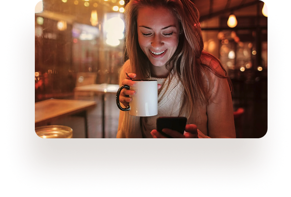 Pessoa com celular olhando o app da Bipa